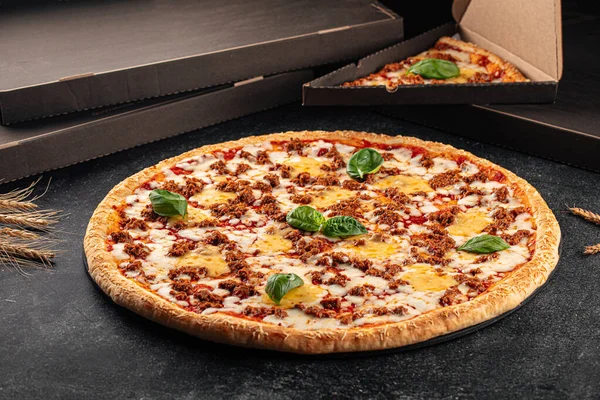 Vista Lateral Pizza Enorme Com Queijo Cheddar Carne Picada — Fotografia de Stock
