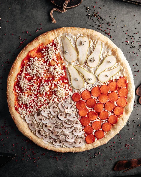 Top Nézet Főzés Nélküli Nagy Választékú Pizza Különböző Feltétek — Stock Fotó