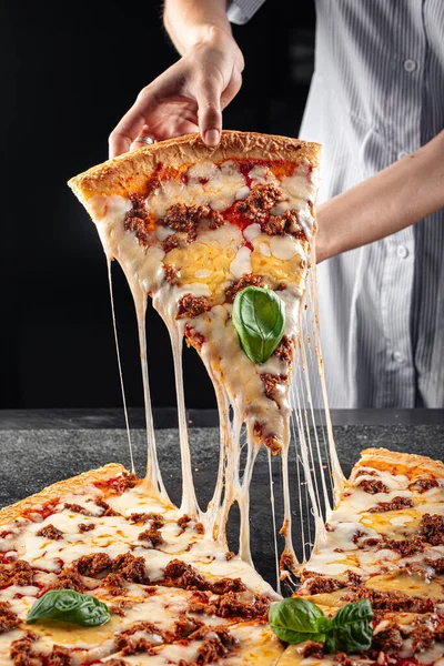 Baker Levesz Egy Szelet Pizzát Sajttal Darált Marhahússal — Stock Fotó