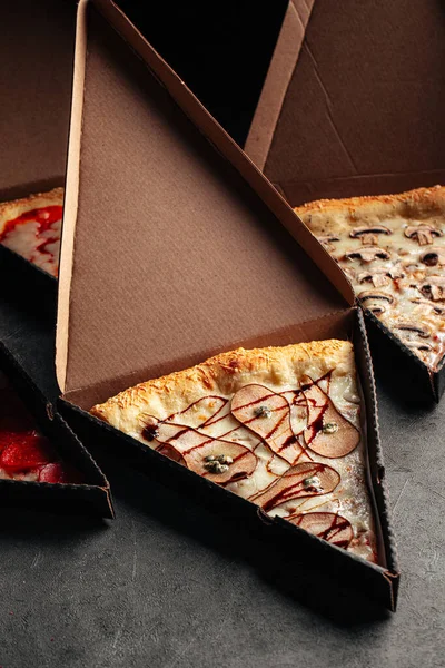 Fatias Pizza Sortidas Com Coberturas Diferentes Com Caixas Levar Embora — Fotografia de Stock