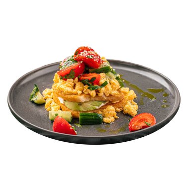 Kahvaltıda kızarmış ekmek, salata ve çırpılmış yumurta.