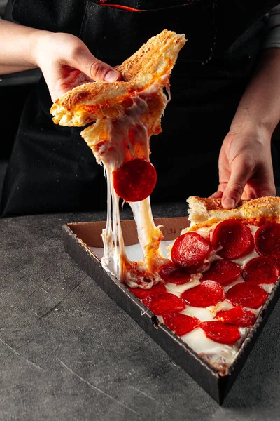 Baker Arrancando Uma Fatia Pizza Pepperoni Com Queijo — Fotografia de Stock