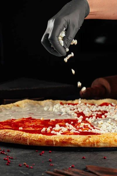 Pizzacsíkos Tészta Alapozás Sajttal — Stock Fotó
