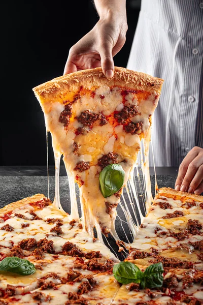 Padeiro Tirando Uma Fatia Pizza Com Queijo Carne Picada — Fotografia de Stock