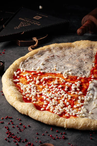 Szekrény Nyers Tészta Pizza Bázis Szósszal Sajttal — Stock Fotó