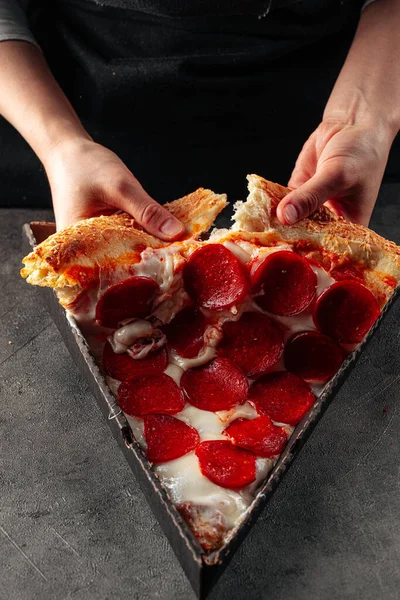 Baker Letépett Egy Szelet Pepperoni Pizzát Sajttal — Stock Fotó