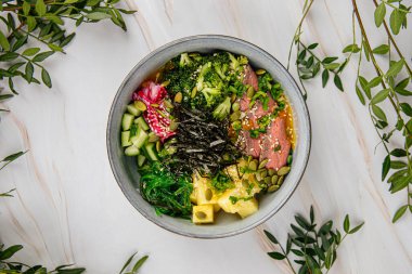 Pastırma ve sebzeli gurme kasesi porsiyonu.