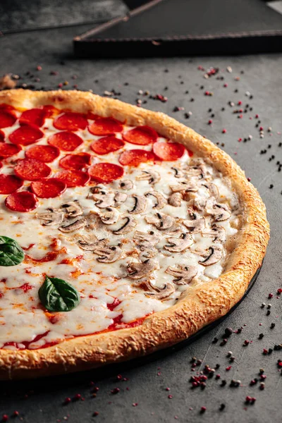 Nagy Választékú Négy Évszakos Pizza Különféle Feltétekkel — Stock Fotó
