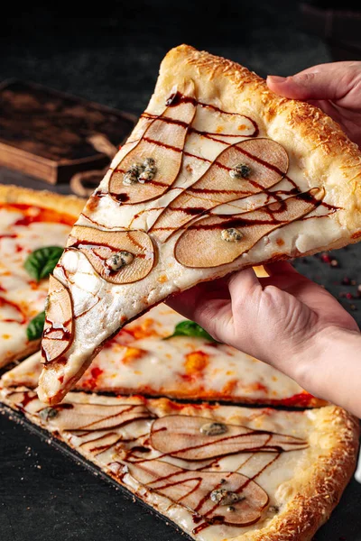 Kezek Kezében Egy Szelet Nagy Körte Gorgonzola Pizza — Stock Fotó