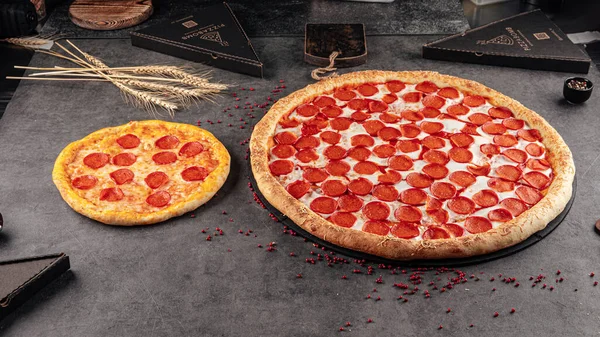 Vista Lateral Pequenas Gigantes Pizzas Pepperoni Sobre Fundo Cinza — Fotografia de Stock