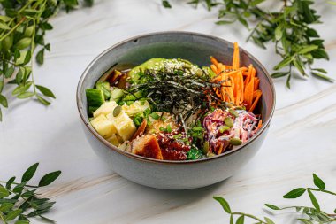 Sebze ve soslu gurme yılan balığı kasesi.