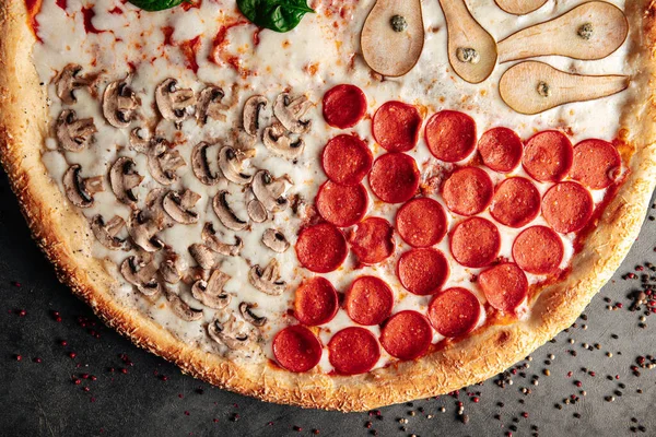 Grande Variedade Pizza Quatro Estações Com Variedade Coberturas — Fotografia de Stock