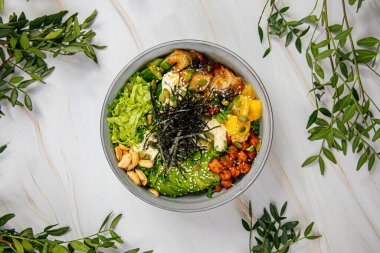 Nohut ve sebzeli gurme yılan balığı kasesi.