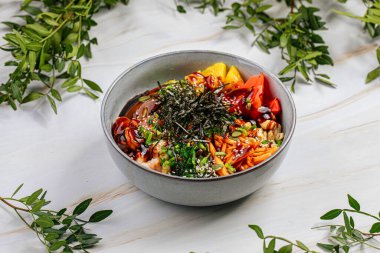 Sebzeli ve kaju fıstıklı karides kasesi.