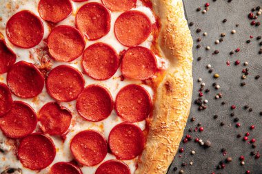 Peynirli ve fesleğenli taze pişmiş pizza pepperonisi.