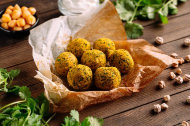 Pita ekmekli taze vejetaryen falafel porsiyonu.