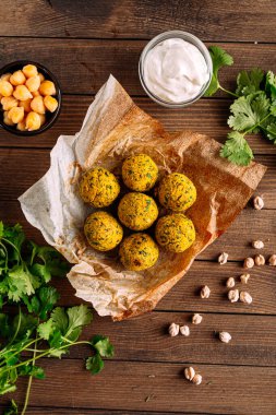 Pita ekmekli taze vejetaryen falafel porsiyonu.