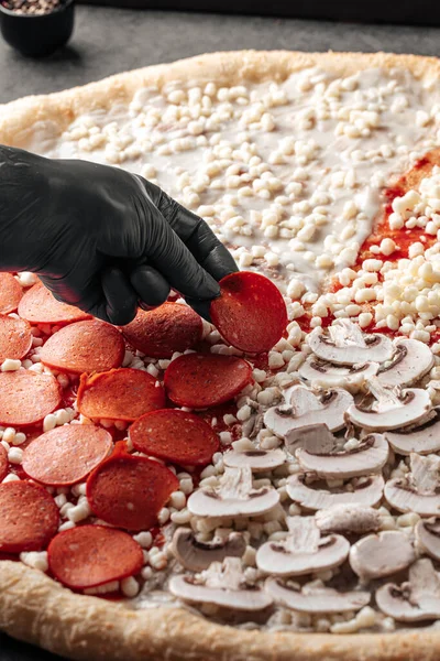 Close Fazer Uma Pizza Colocando Salamion Uma Base Massa — Fotografia de Stock