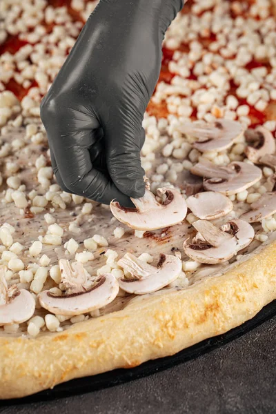 Közelkép Arról Hogyan Kell Pizzát Készíteni Gombát Tenni Tésztaalapra — Stock Fotó