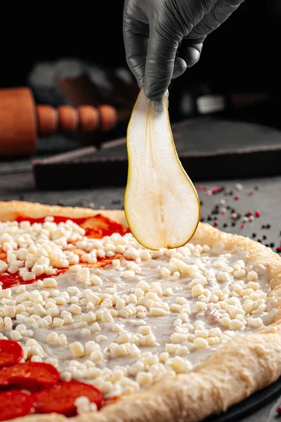 Szoros Kép Tésztaalapra Körtét Rakó Pizza Készítéséről — Stock Fotó