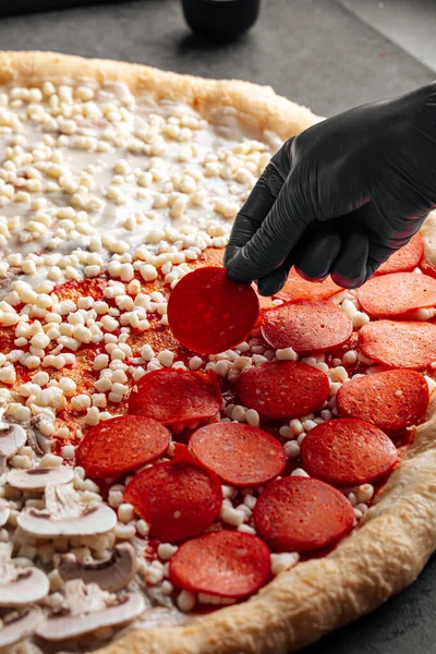 Szoros Kép Arról Hogyan Kell Pizzát Készíteni Szalamiont Tésztaalapúvá Tenni — Stock Fotó