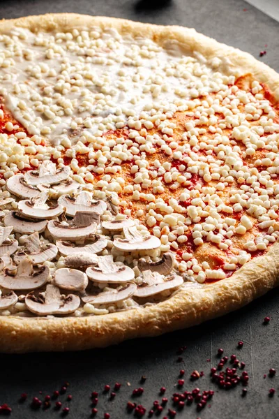 Close Pizza Grande Variedade Não Cozida Com Variedade Coberturas — Fotografia de Stock