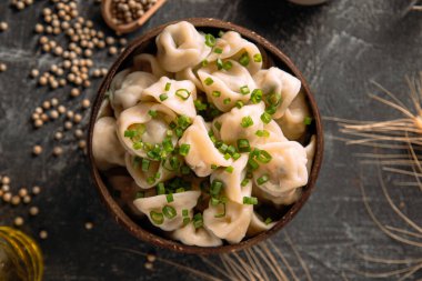 Bir kase taze soğanlı Rus köftesi.