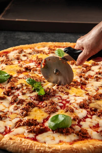 Corte Queijo Cheddar Grande Pizza Carne Com Faca Especial — Fotografia de Stock