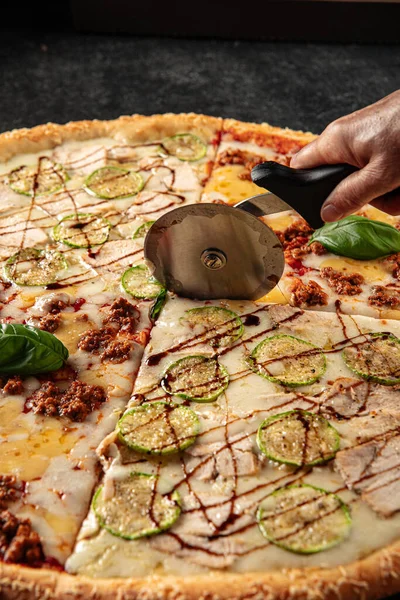 Vágás Nagy Válogatott Pizza Különböző Feltétek Speciális Késsel — Stock Fotó