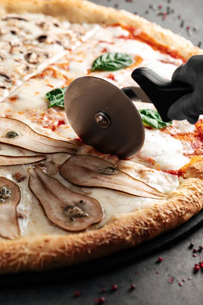 Corte Grande Variedade Pizza Quatro Estações Com Faca Especial — Fotografia de Stock