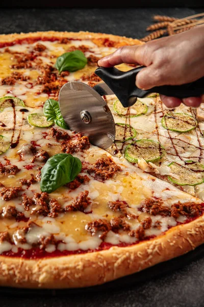 Corte Pizza Grande Variedade Com Variedade Coberturas Com Faca Especial — Fotografia de Stock