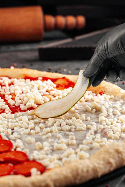 Close Fazer Uma Pizza Colocando Pêra Uma Base Massa — Fotografia de Stock