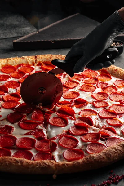 Friss Óriás Pepperónis Pizza Szeletekre Vágott Késsel — Stock Fotó