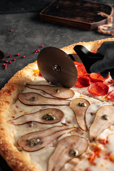 Vágás Nagy Válogatott Négy Évszak Pizza Speciális Késsel — Stock Fotó