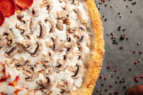 Frissen Sült Ínyenc Pizza Gombával Sajttal — Stock Fotó
