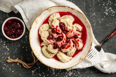 Vişneli Rus böreği porsiyonu.