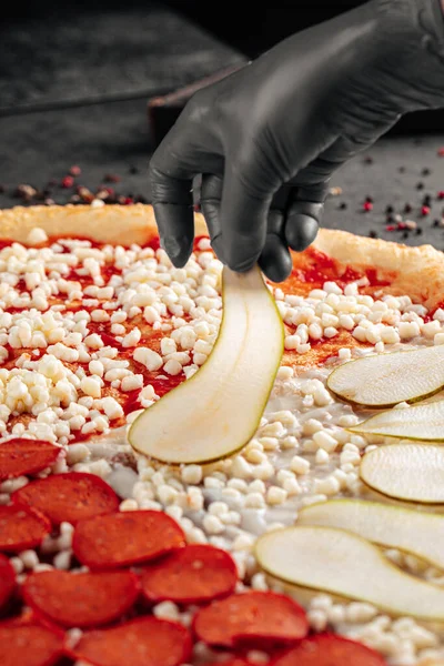 Szoros Kép Tésztaalapra Körtét Rakó Pizza Készítéséről — Stock Fotó