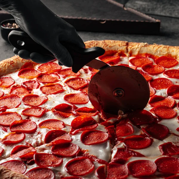 Corte Pizza Pepperoni Gigante Fresca Com Faca Especial Fatias — Fotografia de Stock