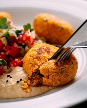 Humus ve sebzeli vejetaryen falafel yemek.