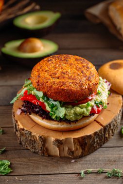 Tahtada sebzeli vegan falafel burger.