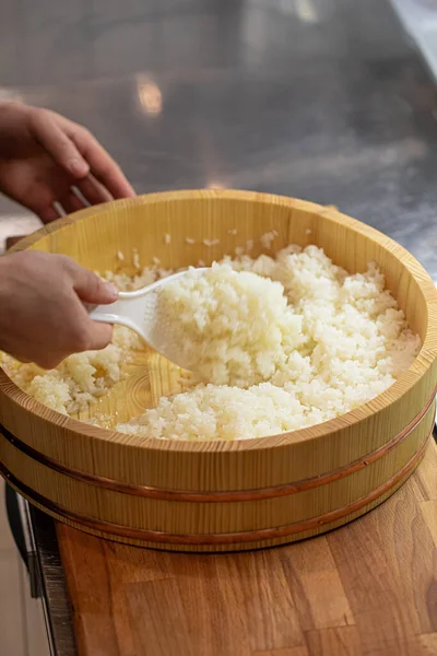 Koki Memasak Nasi Sushi Jepang Mangkuk Kayu — Stok Foto