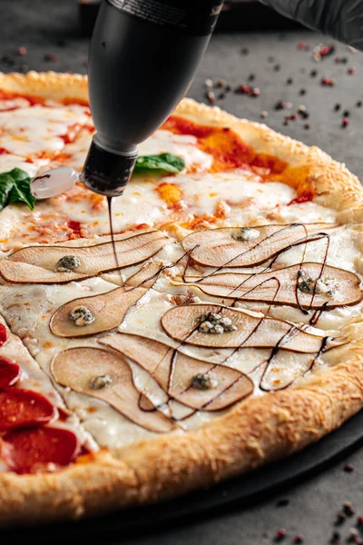 Despejando Pizza Variada Quatro Estações Com Molho Balsâmico — Fotografia de Stock