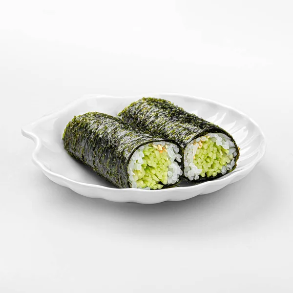 Porzione Rotoli Sushi Maki Cetriolo Non Tagliato Sfondo Bianco — Foto Stock