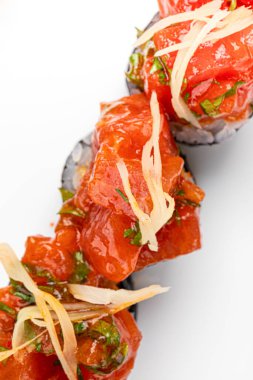 Baharatlı ton balıklı gurme Japon suşisi.