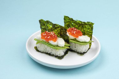 Japonların havyar ve avokadoyla yaptığı porsiyon.