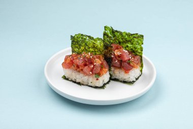 Baharatlı ton balıklı Japon el rulosu.