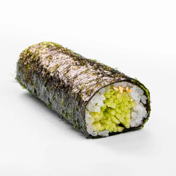 白地に切ったキュウリかっぱ巻き寿司ロールの一部 — ストック写真