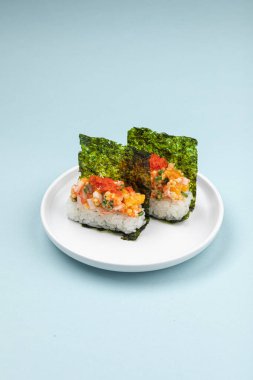 Japon usulü karides ve havyarlı rulo.