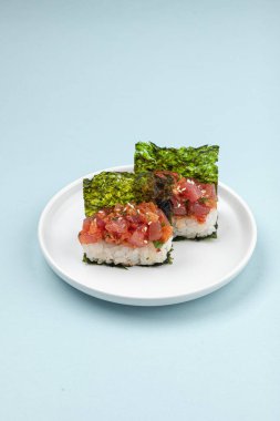 Baharatlı ton balıklı Japon el rulosu.