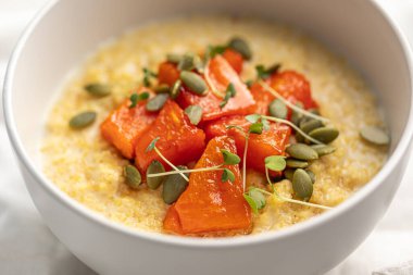 Sağlıklı kahvaltı darı lapası ve fırında balkabağı.